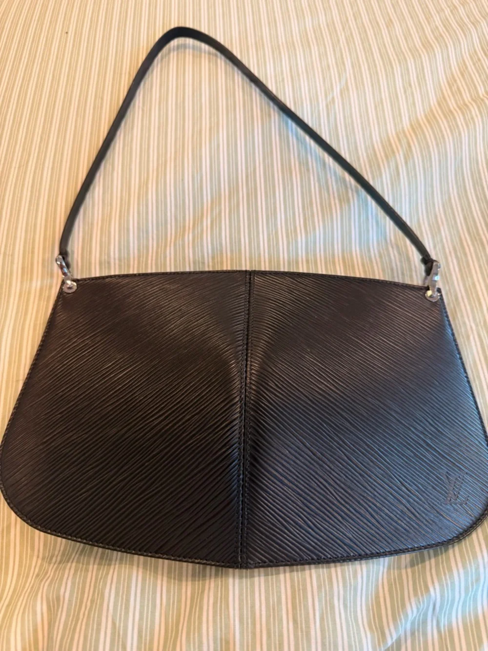 Louis Vuitton Black Textured Shoulder Bag - Picture 2 of 5